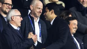 Frank McCourt et Nasser al-Khelaïfi lors de PSG-OM en octobre 2022