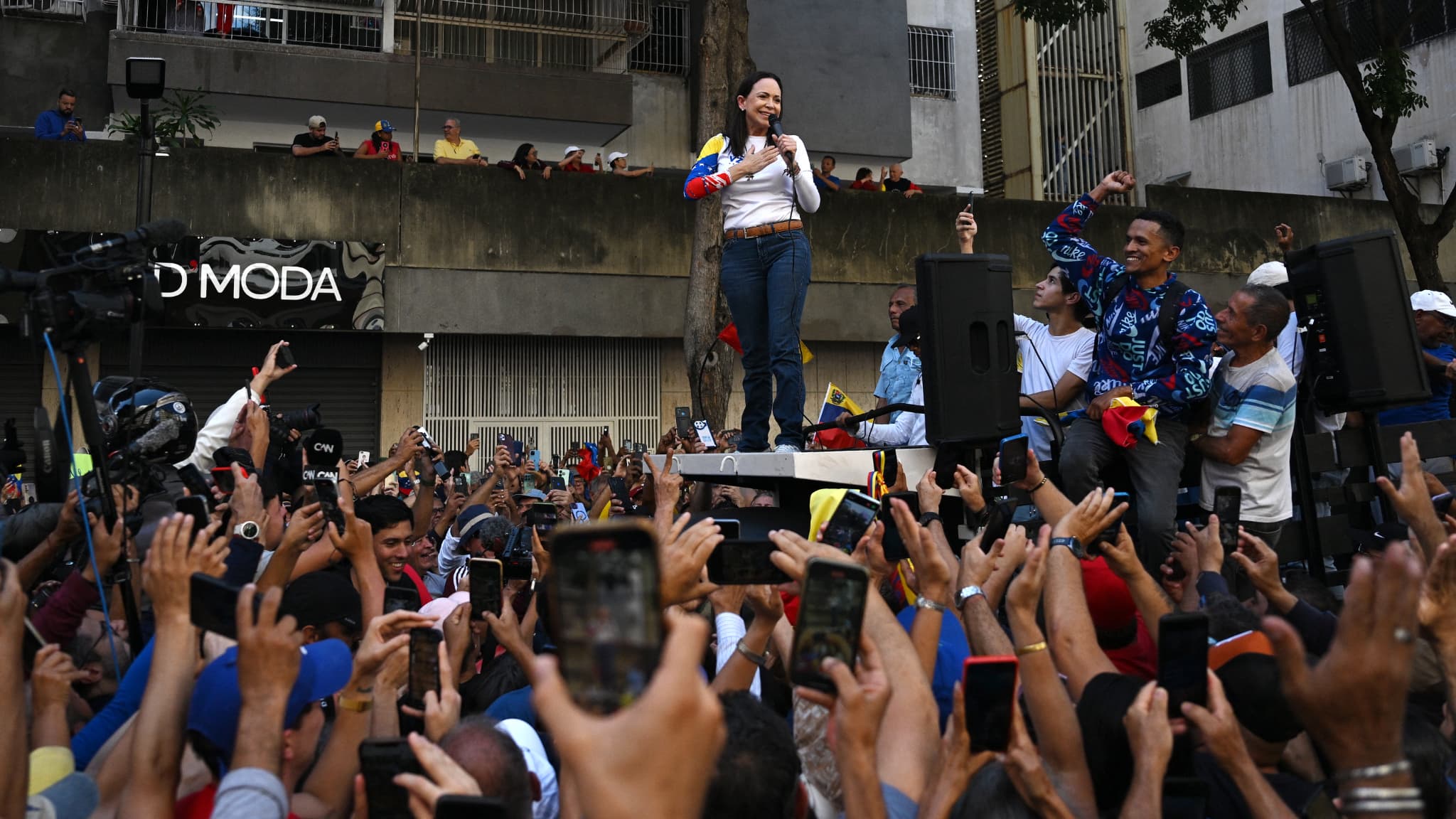 La cheffe de file de l'opposition vénézuélienne Maria Corina Machado lors d'une manifestation organisée par l'opposition à la veille de l'investiture présidentielle, à Caracas, le 9 janvier 2025. La cheffe de file de l'opposition vénézuélienne Maria Corina Machado lors d'une manifestation organisée par l'opposition à la veille de l'investiture présidentielle, à Caracas, le 9 janvier 2025.