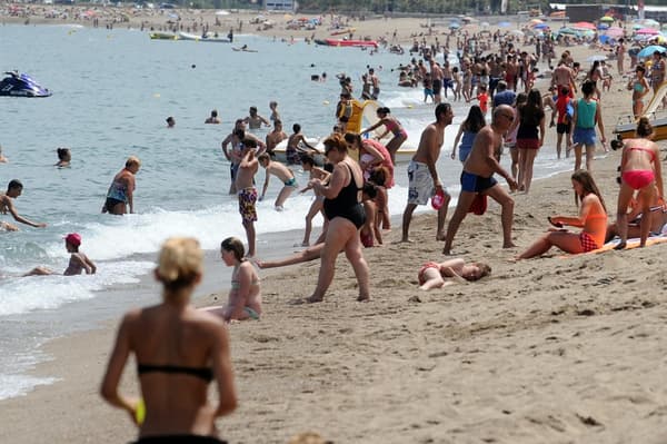 Des vacanciers en train de profiter de la plage d'Argelès-sur-mer en juillet 2015.