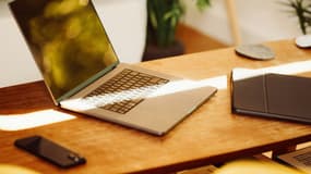 Un ordinateur et une tablette près d'une box internet