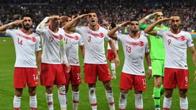 Les joueurs de la Turquie ont fait encore des saluts militaires