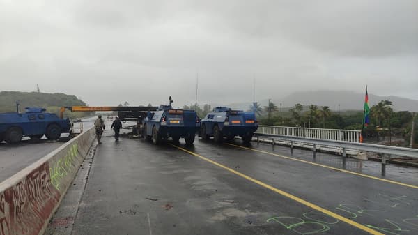 Des gendarmes déployés sur la route entre Nouméa et l'aéroport