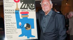 Jiri Menzel pose en 2013 à côté de l'affiche de son film oscarisé "Trains étroitement surveillés"