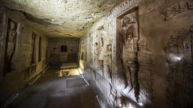 La tombe du prêtre date de plus de 4.400 ans, est composée de 18 niches et de 24 statues.