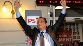 Choisi pour porter les couleurs du Parti socialiste avec près de 57% des voix de sympathisants de gauche, François Hollande a marqué dès dimanche soir son refus d'"une campagne avec double commandement", Martine Aubry, son ex-rivale, reprenant dès lundi l