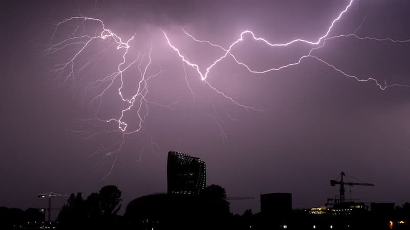 Un orage à Bordeaux, le 18 juillet 2017. 