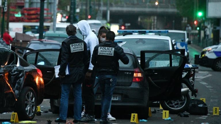 Des policiers sur le site de l'attentat contre deux policiers à Colombes, dans les Hauts-de-Seine, le 27 avril 2020