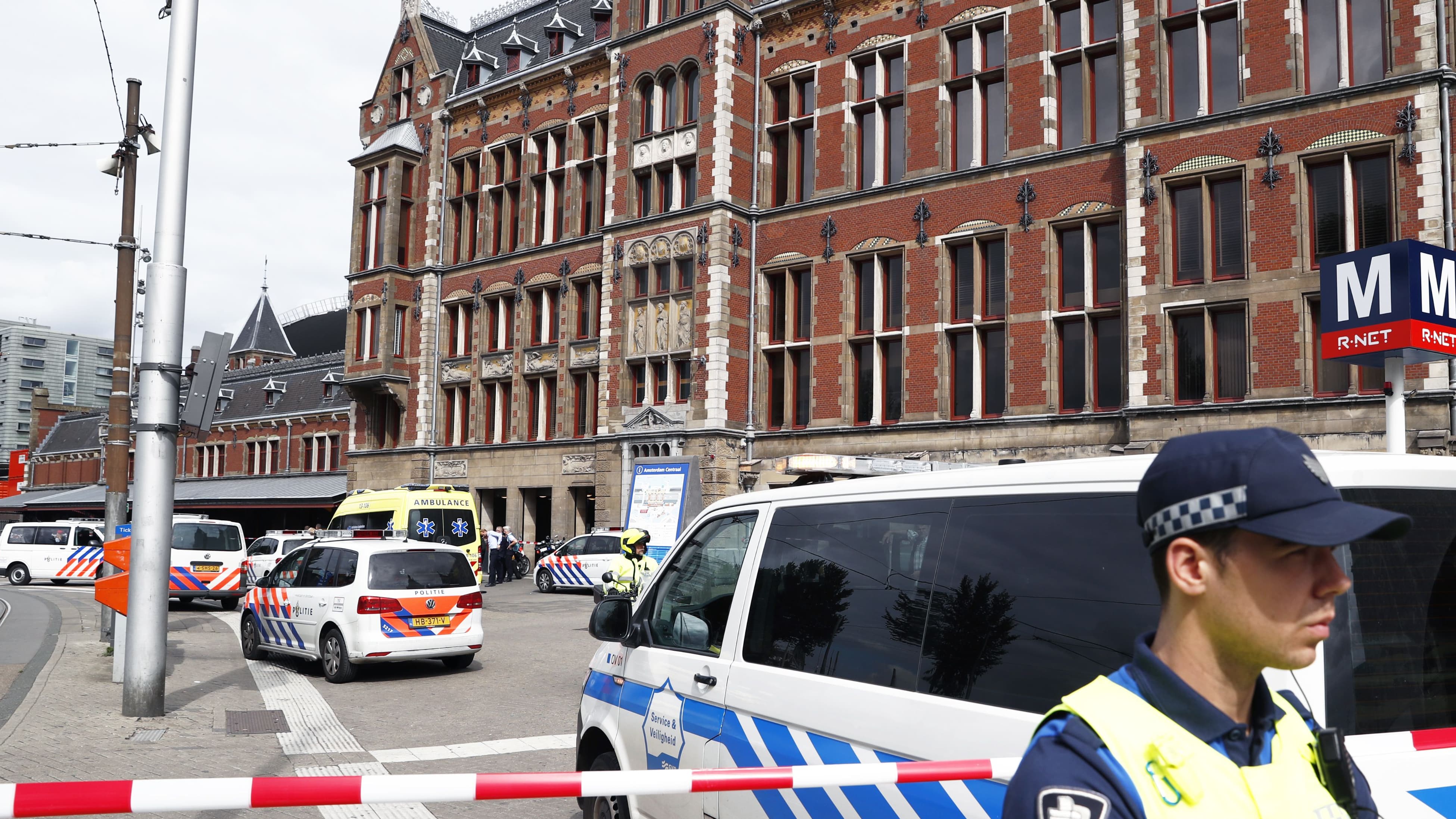 Deux personnes ont été blessées ce vendredi par une attaque au couteau à Amsterdam. Deux personnes ont été blessées ce vendredi par une attaque au couteau à Amsterdam.
