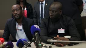 Le frère aîné d'Aboubakar Cissé, Yoro Cissé (à gauche), entouré d'autres proches et d'hommes politiques lors d'une conférence de presse à l'Assemblée nationale, le 29 avril 2025.