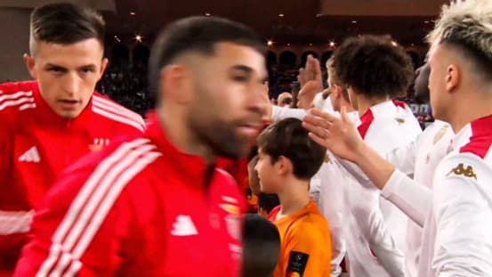 Trubin ignore soigneusement Golovin, y compris du regard, en passant devant le milieu russe de l'AS Monaco, le 12 février 2025