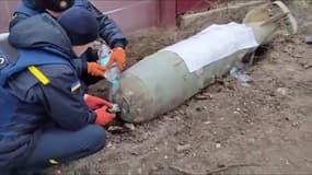 Des secouristes ukrainiens désamorcent un projectile qui n'a pas explosé