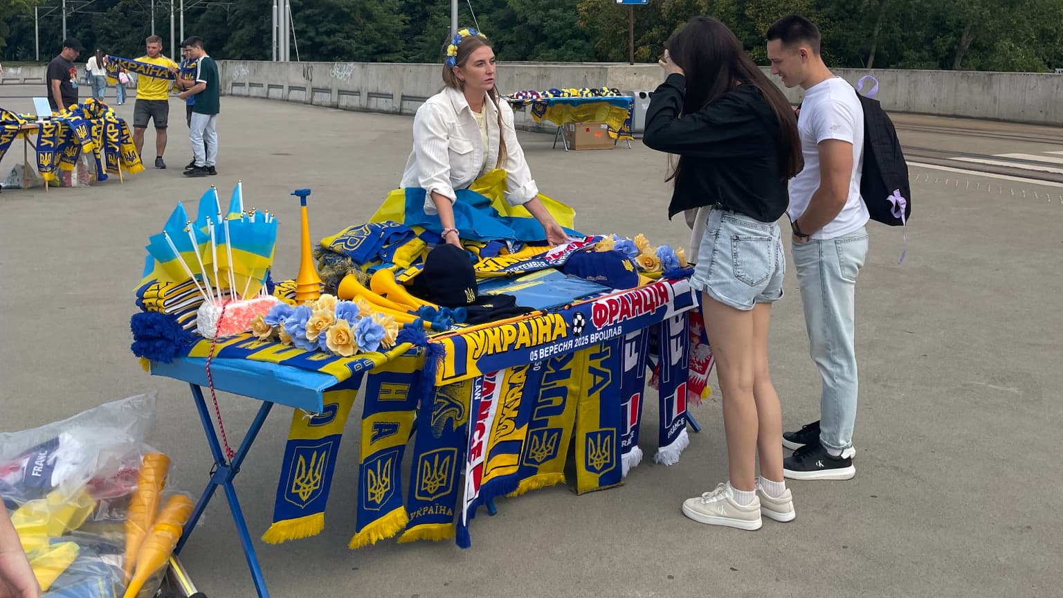 Aux abords du stade avant Ukraine-France en Pologne, les couleurs ukrainiennes sont partout