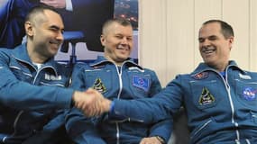 Les cosmonautes russes Evguéni Tarelkine et Oleg Novitski, en compagnie de l'astronaute américain Kevin Ford. La capsule russe Soyouz transportant ces trois hommes en provenance de la Station spatiale internationale (ISS) a atterri samedi dans les steppes