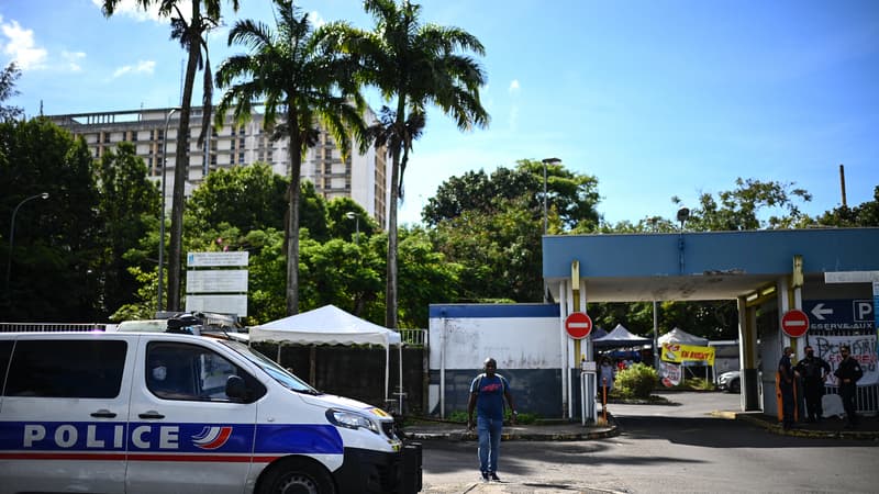 L'entrée du Centre Hospitalier Universitaire (CHU) de Pointe-a-Pitre, en Guadeloupe, le 26 novembre 2021.