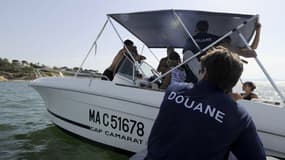La douane française vérifie le chargement d'un bateau au large de Marseille, le 06 août 2013 (image d'illustration)