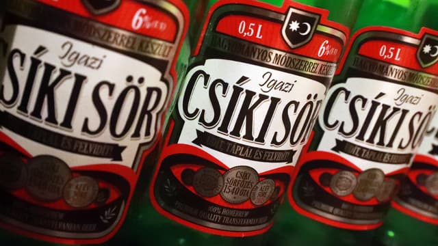 La défense de la marque de bière artisanale Csiki est le cœur du conflit opposant le gouvernement hongrois au brasseur néerlandais Heineken.