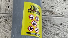 Un autocollant islamophobe collé dans une rue d'Orléans