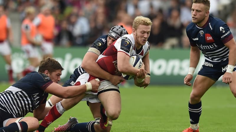Stuart Olding (en rouge)