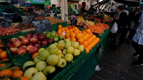 Des clients achètent des fruits et légumes au marché de Noailles à Marseille, le 13 décembre 2017. (Photo d'illustration) 