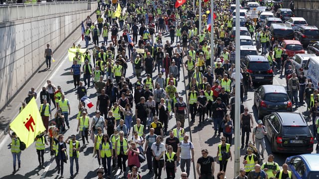 Des gilets jaunes défilent à Paris, le 20 avril 2019.