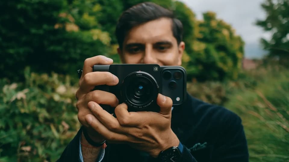 CAIRA, CET ACCESSOIRE POUR L'IPHONE EST EN FAIT UN APPAREIL PHOTO DOPÉ À L'IA, QUI PEUT MODIFIER VOS CLICHÉS À LA VOLÉE