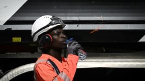 Un ouvrier travaillant sur un chantier de maintenance des rails du tramway à Bordeaux le 29 juillet 2024 alors que le sud de la France est placé en vigilance orange canicule