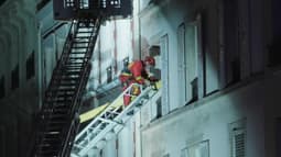 Un pompier lors de l'effondrement d'un appartement à Paris le 18 janvier 2025. 