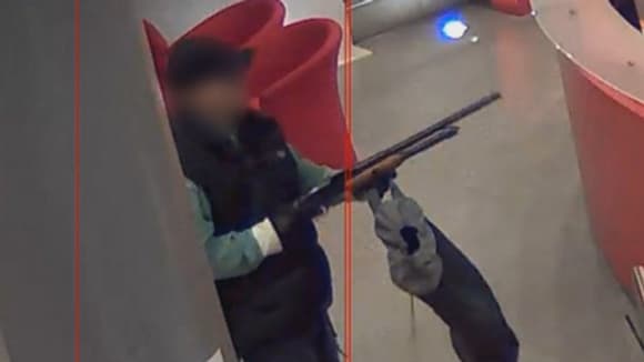 Le suspect pointe son arme dans le hall de BFMTV, vendredi 15 novembre.
