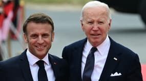 Le président français Emmanuel Macron (à gauche) et son homologue américain Joe Biden le 6 juin 2024 à Saint-Laurent-sur-Mer, en Normandie, dans le nord-ouest de la France
