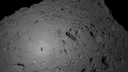 Photo envoyée par la sonde japonaise Hayabusa2 et transmise par l'agence japonaise d'exploration spatiale  le 3 octore 2018 montre l'ombre de Hayabusa2 sur l'astéroïde Ryugu