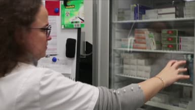 Une pharmacienne dans le Bas-Rhin avec des vaccins contre la grippe.