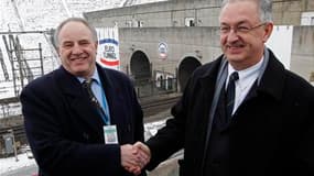 Vingt ans après, l'Anglais Graham Fagg (à gauche) et le Français Philippe Cozette se sont retrouvés mercredi à l'entrée du tunnel sous la Manche à Coquelles, dans le Pas-de-Calais: le 1er décembre 1990, les deux ingénieurs s'étaient serré la main à plusie