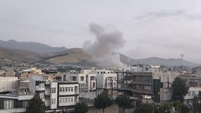 De la fumée s'échappe d'un site visé par les bombardements israéliens en Iran.