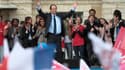 François Hollande a galvanisé ses troupes dimanche lors d'un grand meeting parisien, affirmant sentir monter "des profondeurs du pays", à une semaine du premier tour, un "espoir calme" et "lucide" vers une possible victoire. /Photo prise le 15 avril 2012/