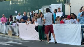 Des enfants et des parents d'élèves ont fait une chaîne humaine lundi 11 septembre 2023 devant l'école de Righi à Nice (Alpes-Maritimes) pour dénoncer une fermeture de classe après la rentrée scolaire.