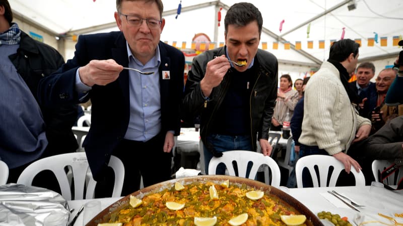 Pedro Sanchez, chef du gouvernement espagnol, dégustant une paella.