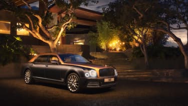 La Mulsanne EWB (extended wheel base) est plus longue de 25 cm à l'arrière pour laisser plus de place encore aux passagers. Parce qu'on peut apparemment être à l'étroit dans une Bentley.