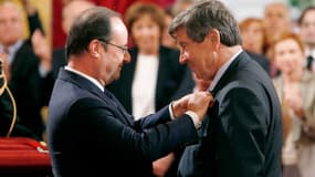 Le président François Hollande décerne à Ivan Renar la médaille national du mérite lors d'une cérémonie à l'Elysée, en 2014.