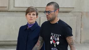 Dani Alves accompagné de son avocate Ines Guardiola après une audience au tribunal, le 12 avril 2024