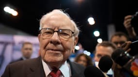 Warren Buffett devant la presse à l'occasion de l'AG de son groupe 