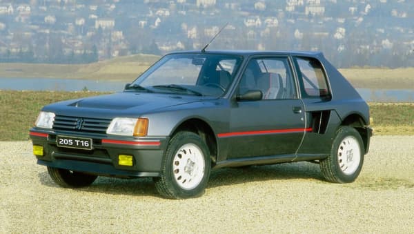 En 1984, un an après son lancement, la gamme 205 s’enrichit des mythiques GTI et Turbo 16.