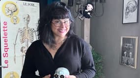 Stéphanie Sounac, alias "Thana Nanou" sur les réseaux sociaux, est thanatopractrice depuis de nombreuses années.