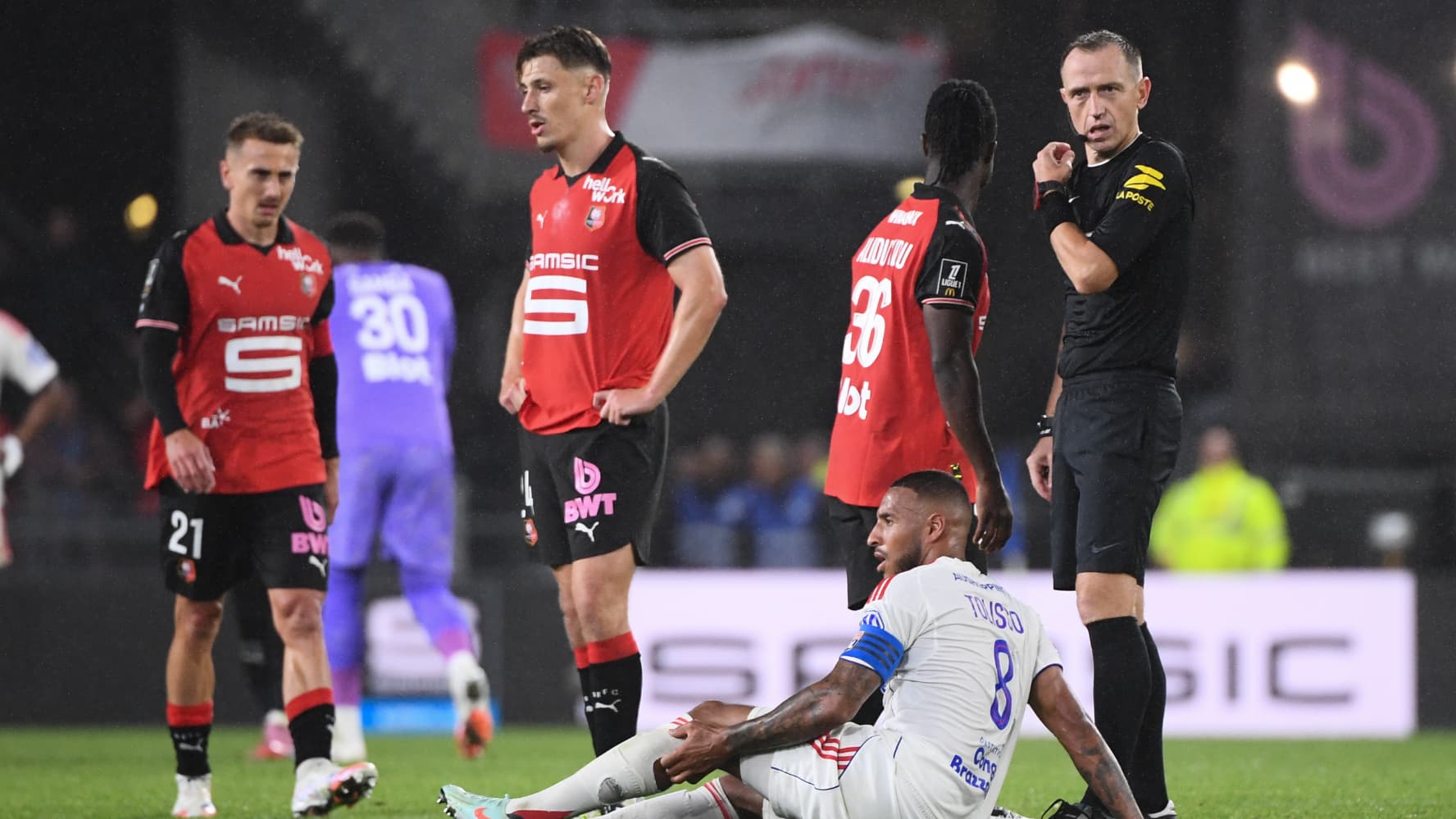 LA DIRECTION TECHNIQUE DE L'ARBITRAGE DONNE RAISON À L'OL: LE RENNAIS ROUAULT "AURAIT DÛ ÊTRE EXCLU" POUR SA GROSSE SEMELLE SUR MERAH