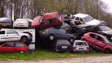 Emmanuel Macron promet de verser 1.000 euros aux automobilistes se séparant d'un véhicule de plus de 16 ans. (image d'illustration)