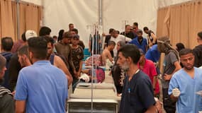 Des Palestiniens blessés par des tirs israéliens alors qu'ils se rassemblaient près d'un centre d'aide alimentaire reçoivent des soins à l'hôpital Nasser de Khan Yunis, dans le sud de la bande de Gaza, le 17 juin 2025.