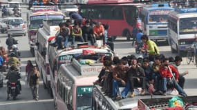 Des habitants de Katmandou s'entassent sur le toit des bus, pour quitter la ville, le 28 avril. 
