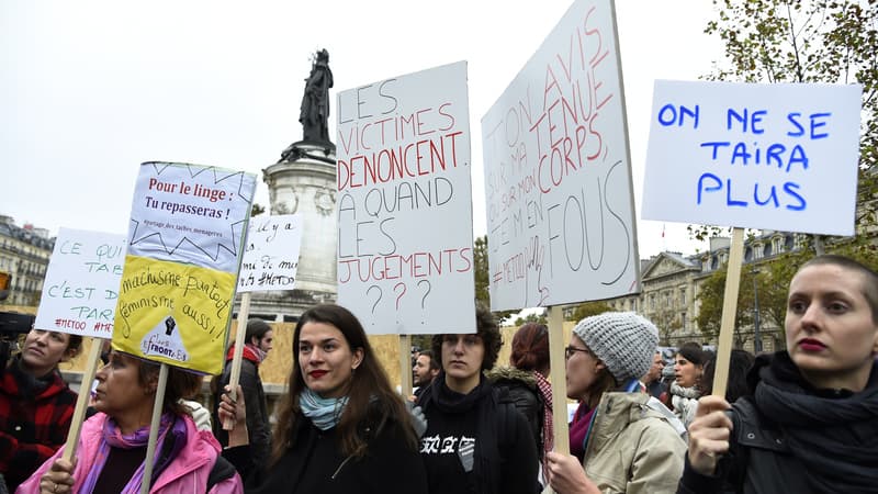Des femmes se rassemblent lors d'une manifestation contre le harcèlement sexuel et les violences sexuelles, le 29 octobre 2017 à Paris.
