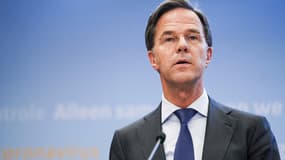 Le Premier ministre néerlandais Mark Rutte lors d'une conférence de presse pour annoncer les nouvelles mesures pour faire face à la pandémie de Covid-19 à La Haye, le 13 octobre 2020