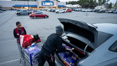 Des Américains se préparent à la méga tempête de neige qui va traverser les États-Unis, le 22 janvier 2026.