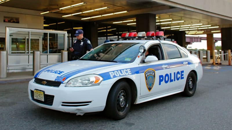 Véhicule de police stationné devant un aéroport aux Etats-Unis